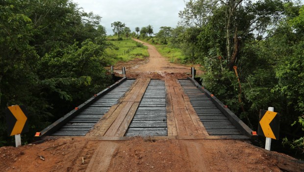 Prefeitura de Caracol entrega ponte construída com recursos próprios