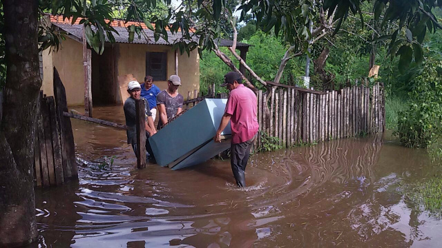 Rio Apa sobe e deixa dezenas de famílias desabrigadas em Bela Vista