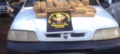 Traficante fura bloqueio do DOF e abandona carro com 21 quilos de maconha