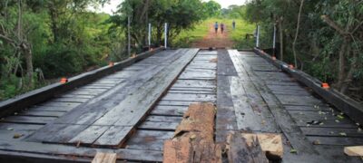 Prefeitura constrói nova ponte de madeira sobre o Córrego Alto Sapucaí