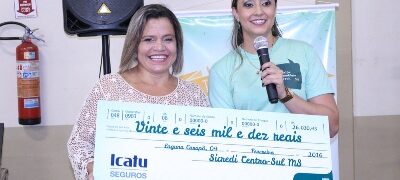 Sicredi entrega prêmio a associada de Laguna Carapã