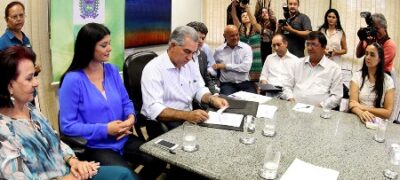 Reinaldo Azambuja autoriza reajuste e paga maior piso salarial de professores do país