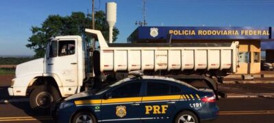 Motorista começa a tremer em abordagem e PRF descobre furto de caminhão