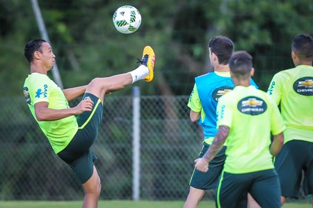 Brasil faz treino tático e preenche vagas com Gil e Ricardo Oliveira