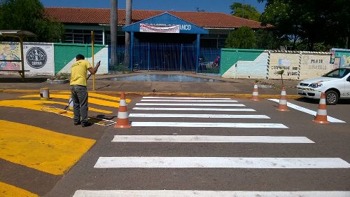 Departamento de Transito Municipal demarcou sinalização horizontal em área escolar
