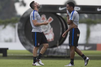 Corinthians ensaia time para o clássico com volta de Elias ao meio