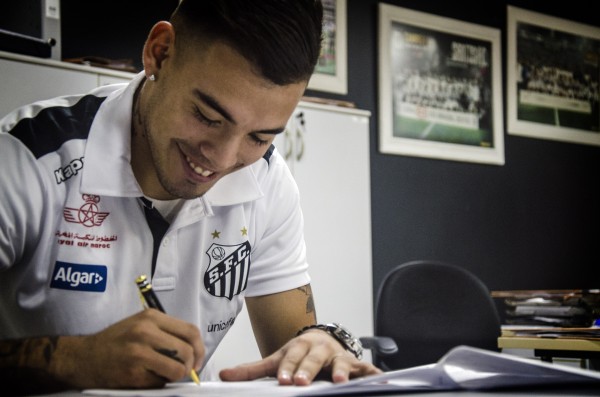 Argentino Máxi Rolón, enfim, assina contrato com o Santos