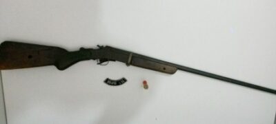 Homem e detido por violência doméstica e posse irregular de arma de fogo