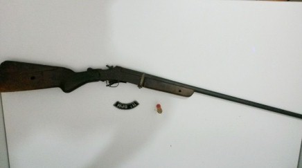 Homem e detido por violência doméstica e posse irregular de arma de fogo