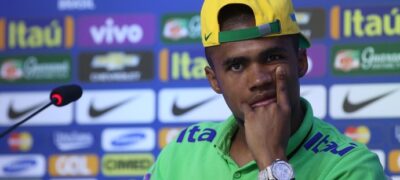 Douglas Costa pede manutenção do esquema sem ”camisa 9” na Seleção