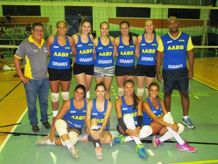 Invicto há 3 anos, time feminino de voleibol da Capital disputará torneio nacional em Maceió