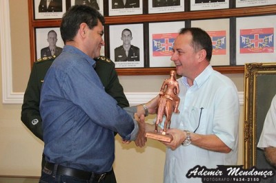 Prefeito Douglas Gomes e agraciado com Estatua de Pedro Rufino