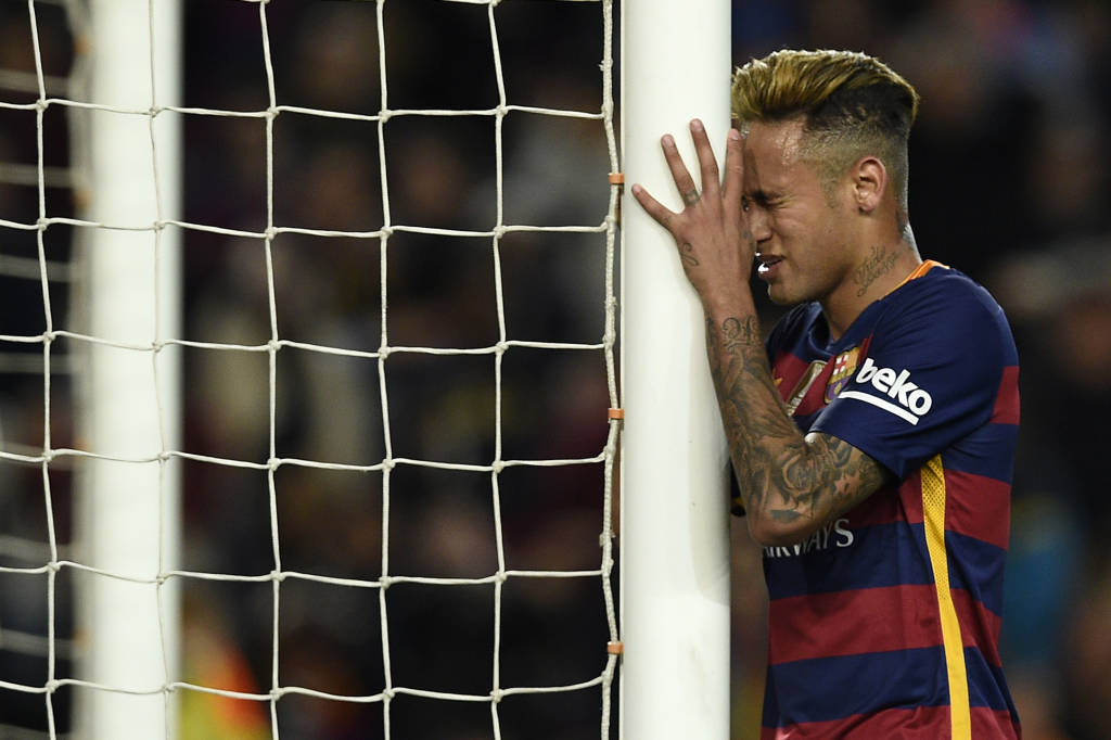 Segundo jornal, Neymar teria arremessado garrafa contra adversário em derrota do Barcelona