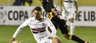 Tricolor tem Denis expulso, mas empata com o Strongest e avança