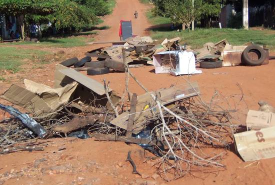 Manifestantes fecham ruas em Bela Vista em protesto após morte 