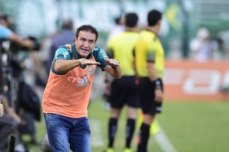Cuca evita holofotes e elogia heróis Dudu e Prass por vitória no Derby