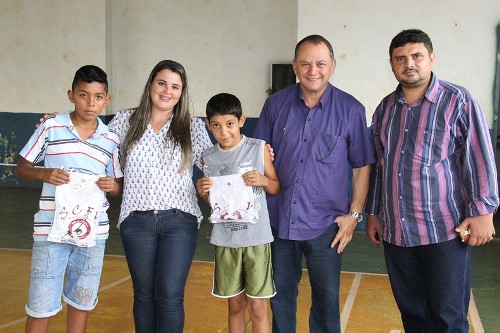 Prefeito Douglas Gomes entrega camisetas a alunos de Capoeira