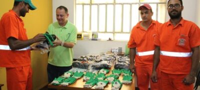 Prefeitura de Bela Vista entrega luvas de chuva e botinas aos garis