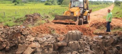 Secretaria de Obras coloca bueiro na Rua Coronel dias no Bairro Espírito Santo