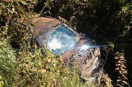 Carro capota no Bairro Caieiras em Bela Vista