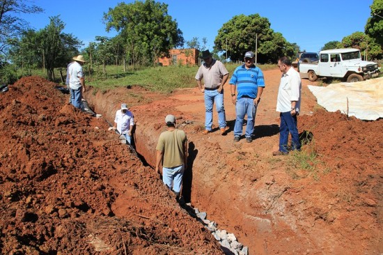 Secretaria de Obras constrói rede de drenagem na Adão Godoy