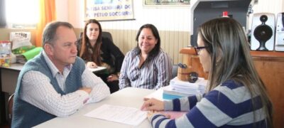 Prefeito Douglas Gomes recebe reivindicação da Escola Perpetuo Socorro 
