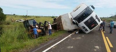 Carreta carregada com gado tomba em Porto Murtinho e parte da pista é interditada
