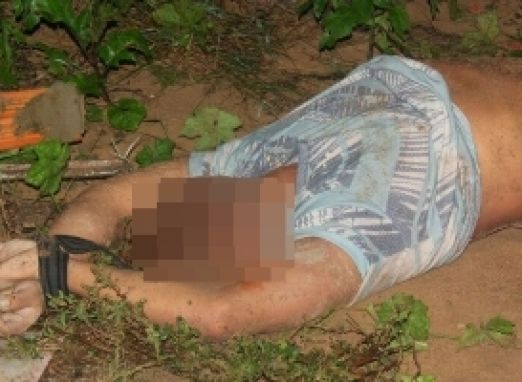 Imagens Fortes! Homem é apedrejado até a morte
