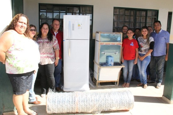 Escola Sonete Leite Lino recebe geladeira, Bebedouro, tela e outros investimentos da Prefeitura
