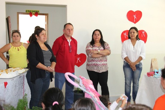 Prefeito Douglas Gomes participa de homenagem as mães no CRAS I