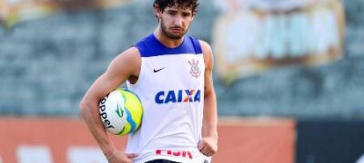 Presidente corintiano deixa decisão sobre volta de Pato para Cristóvão