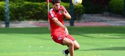 Calleri treina entre os titulares do São Paulo e faz gol em coletivo
