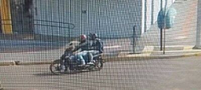 PM divulga imagem da dupla que roubou mulher em Bela Vista