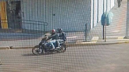 PM divulga imagem da dupla que roubou mulher em Bela Vista