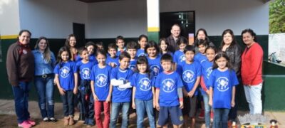 Crianças e adolescentes do Serviço de Convivência e Fortalecimento de Vínculos recebem camisetas 