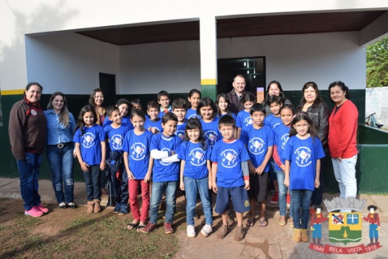 Crianças e adolescentes do Serviço de Convivência e Fortalecimento de Vínculos recebem camisetas 