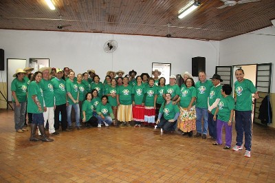 Prefeito Douglas entrega uniformes aos integrantes do Projeto Conviver