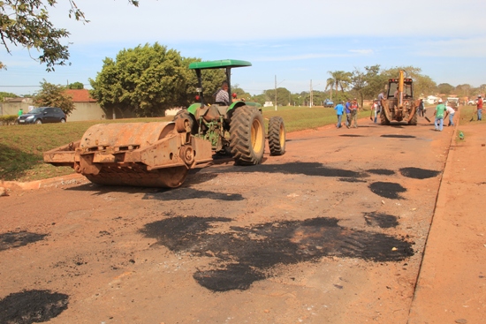 Avenida Teodoro Sativa recebe Operação Tapa Buraco e Pintura em meio fio
