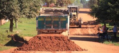 Prefeitura realiza cascalhamento e patrolamento no Bairro Primavera