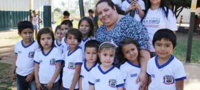 Secretaria de Educação de Bela Vista entrega camisetas de uniforme escolar