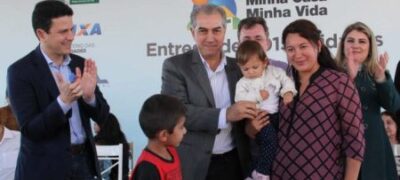 Azambuja participa da entrega de 1015 casas em Porta Porã e garante área de lazer para as famílias
