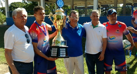 Vencedores do 24º Campeonato Amador dos Comerciários recebem troféus