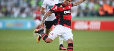 Com gol de Guerrero, Flamengo vence Coritiba e cola no G4