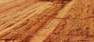 Secretaria de Obras realiza serviços de patrolamento e limpeza no Bairro Itaboraí