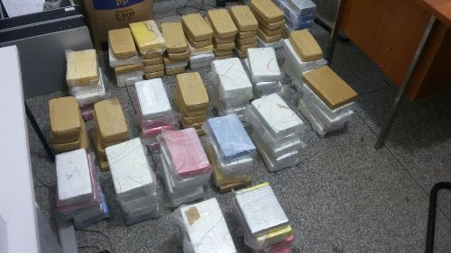 Polícia apreende 130 quilos de cocaína em caminhão e motorista é preso