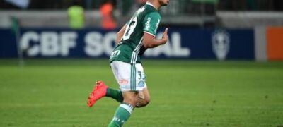 Com um a mais e gol de Jesus, Palmeiras empata com Fla e lidera