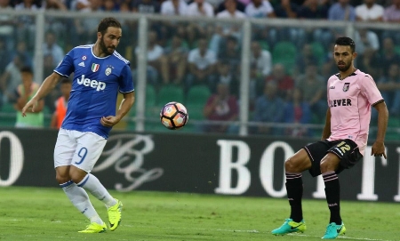 Daniel Alves marca, Juventus vence e garante liderança isolada