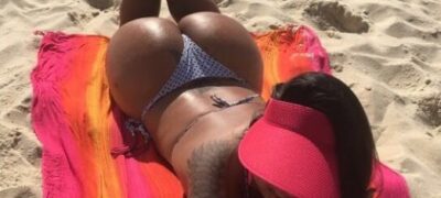 De biquíni, Mulher Melancia mostra frente e verso em dia de sol no Rio