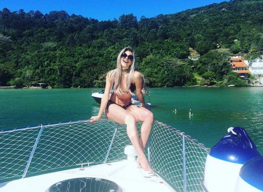 Tatiele Polyana posa sorridente durante passeio de barco: ‘Viva o agora’; veja