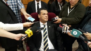 Ameaçado de morte, senador diz que ataque a rádio é para desviar atenção